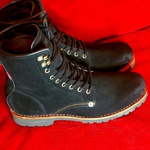 New suede Levi's boots
